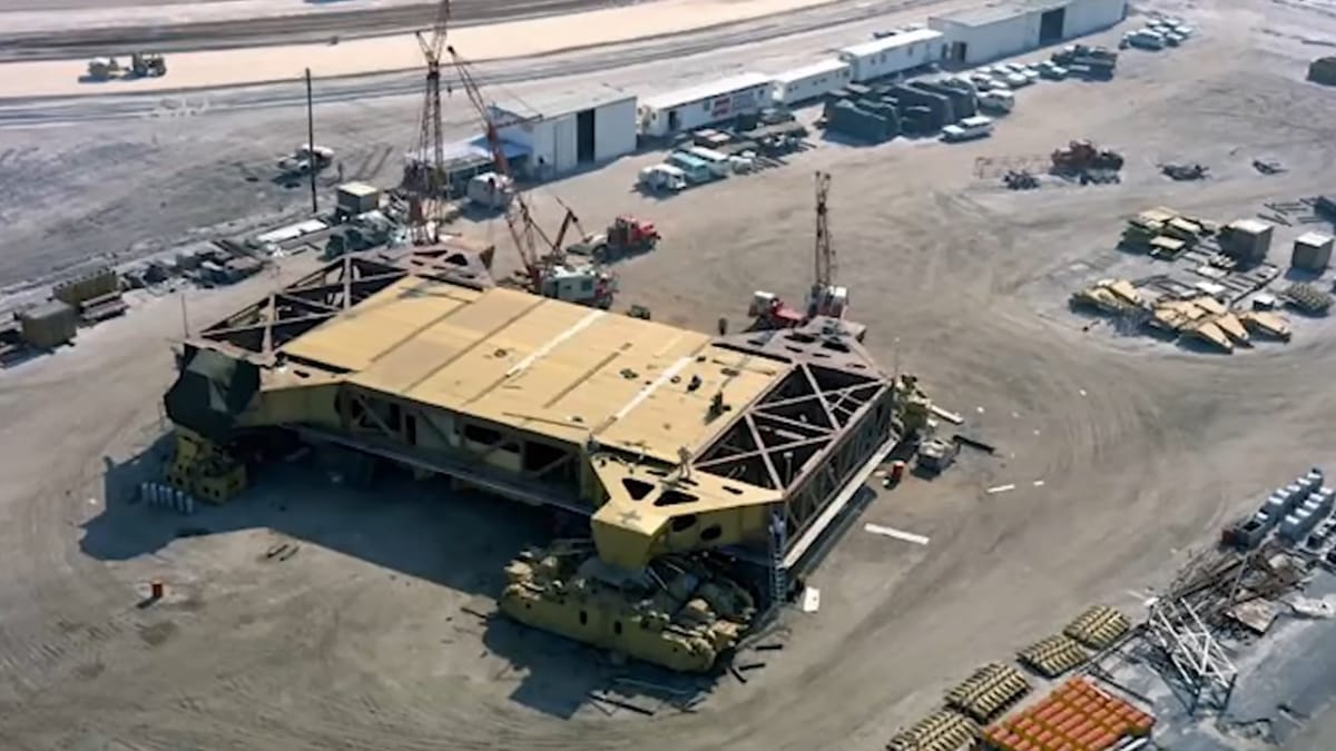 Veículo pesa cerca de 3 mil toneladas e é usado por empresas espaciais para transportar foguetes