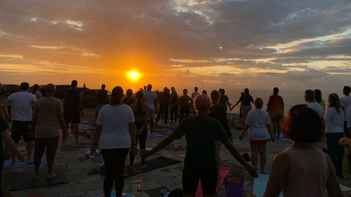 Do alto do Morro Paranambuco, a aula de Yoga reúne diversas pessoas para a prática em Itanhaém