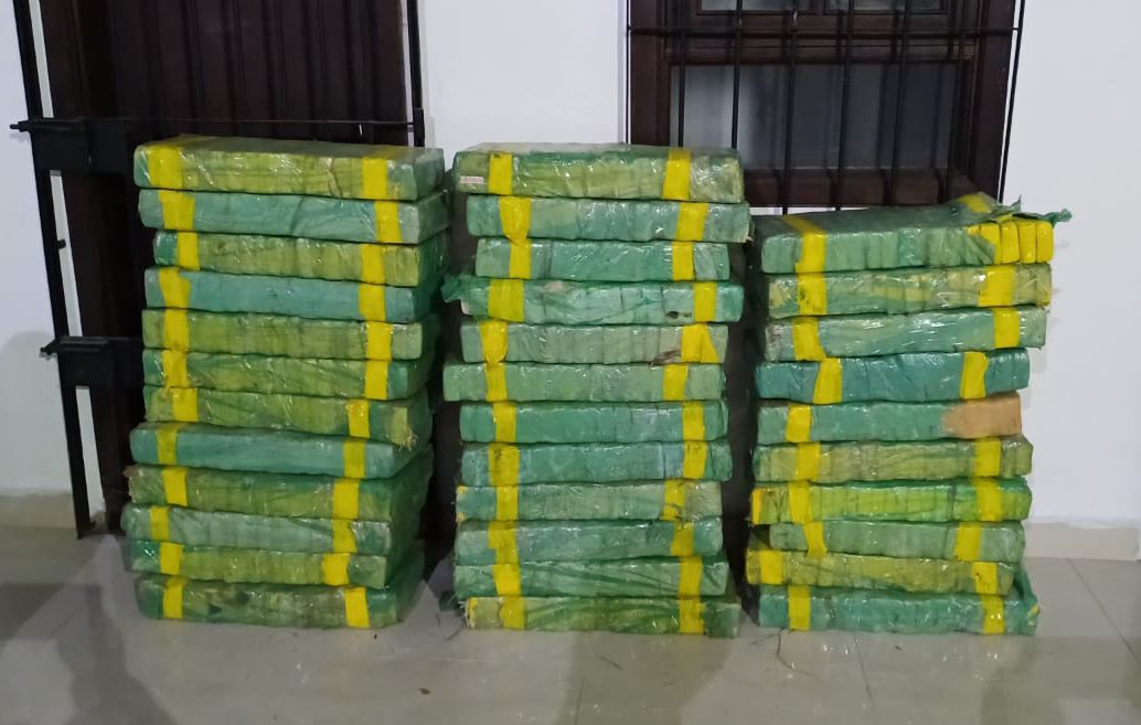Inicialmente, nada de ilícito foi encontrado, mas após uma busca mais minuciosa no veículo, 34 fardos foram encontrados, sendo que cada um tinha cerca de 20 tabletes de maconha