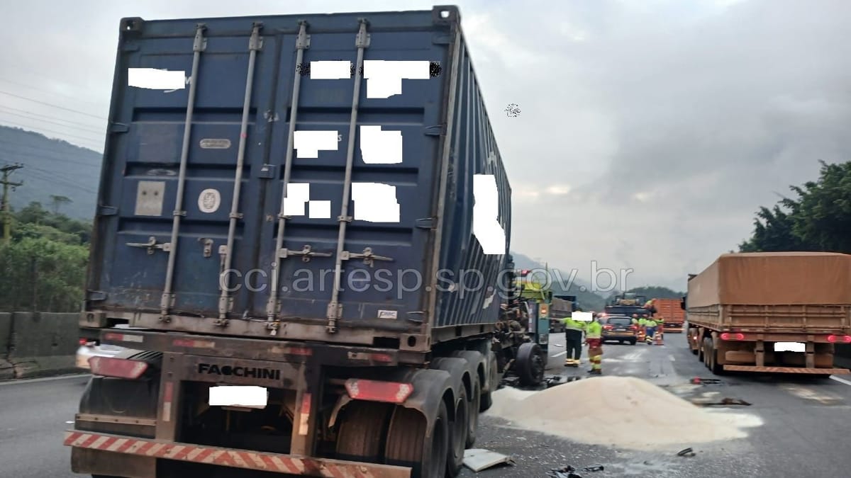 Acidente deixou quase 300 kg de açúcar espalhados na pista