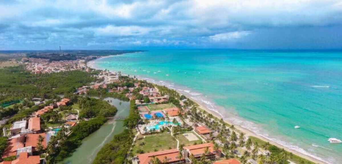 Localizada na região norte do estado, a cidade faz parte da Área de Proteção Ambiental Costa dos Corais, a segunda maior do mundo