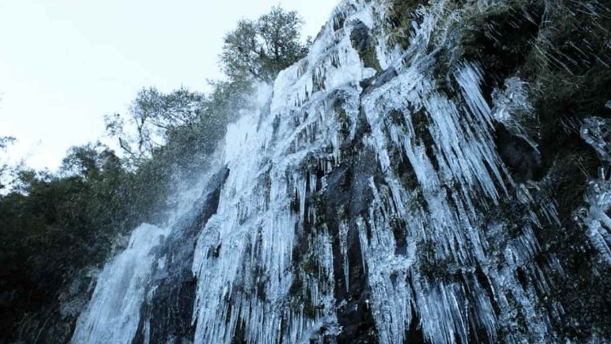 Em seu território, a cidadezinha conta com uma cascata de gelo, estrutura extremamente rara e vista exclusivamente na região