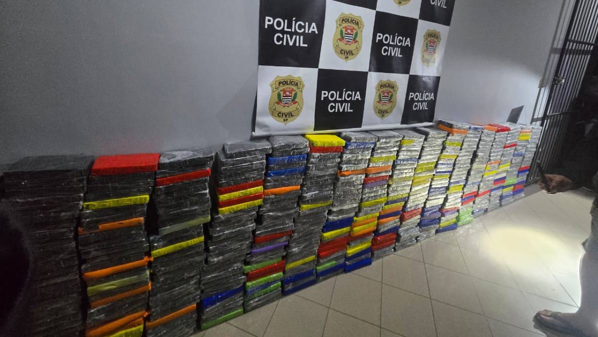 O caso foi registrado como tráfico de drogas, associação para o tráfico e localização e apreensão de veículo na 2ª Delegacia de Entorpecentes da Divisão Especializada de Investigações Criminais (Deic)