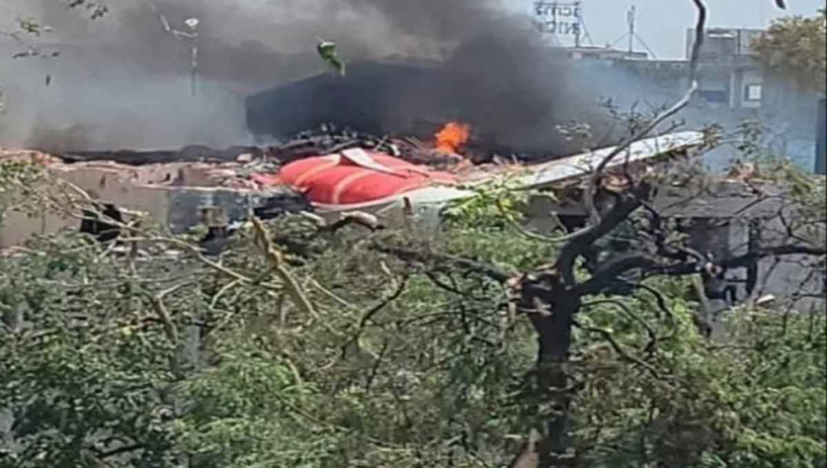 O homem foi encontrado com vida e caminhou até uma ambulância segundos depois do acidente