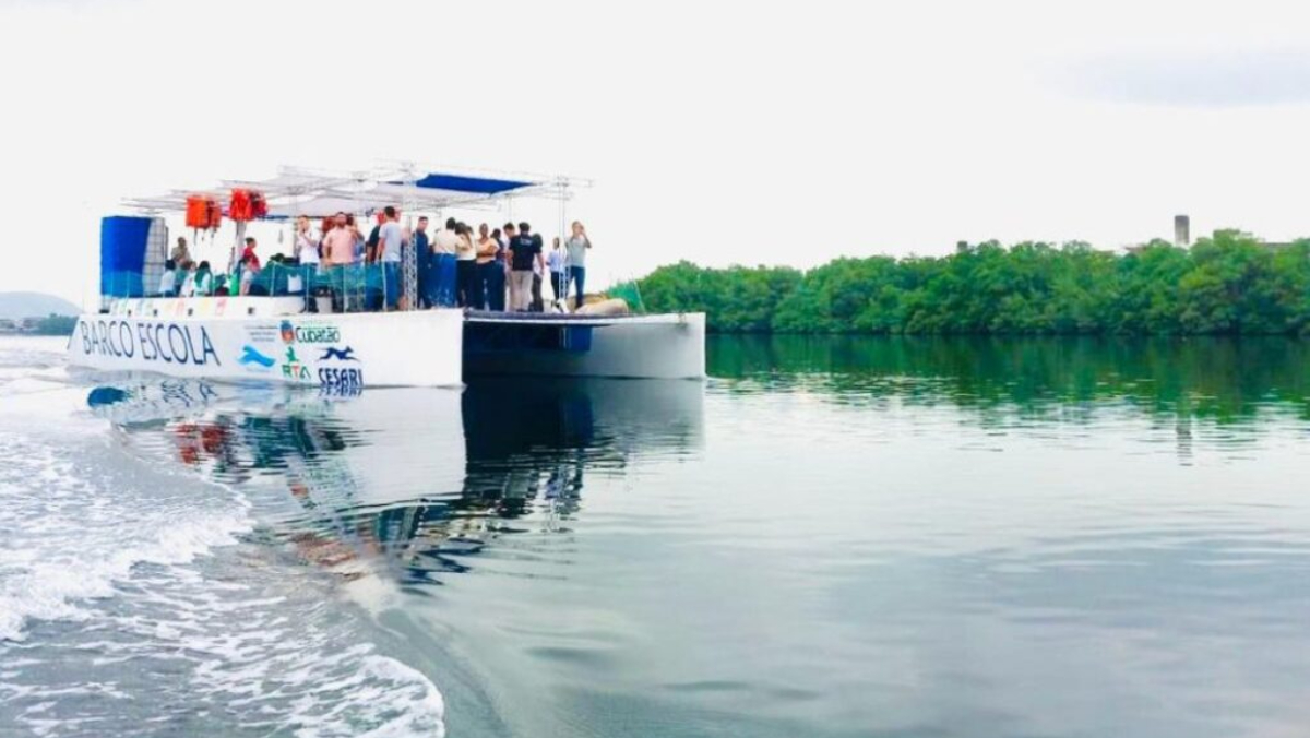 A atividade une educação ambiental e contato prático com o ecossistema do manguezal