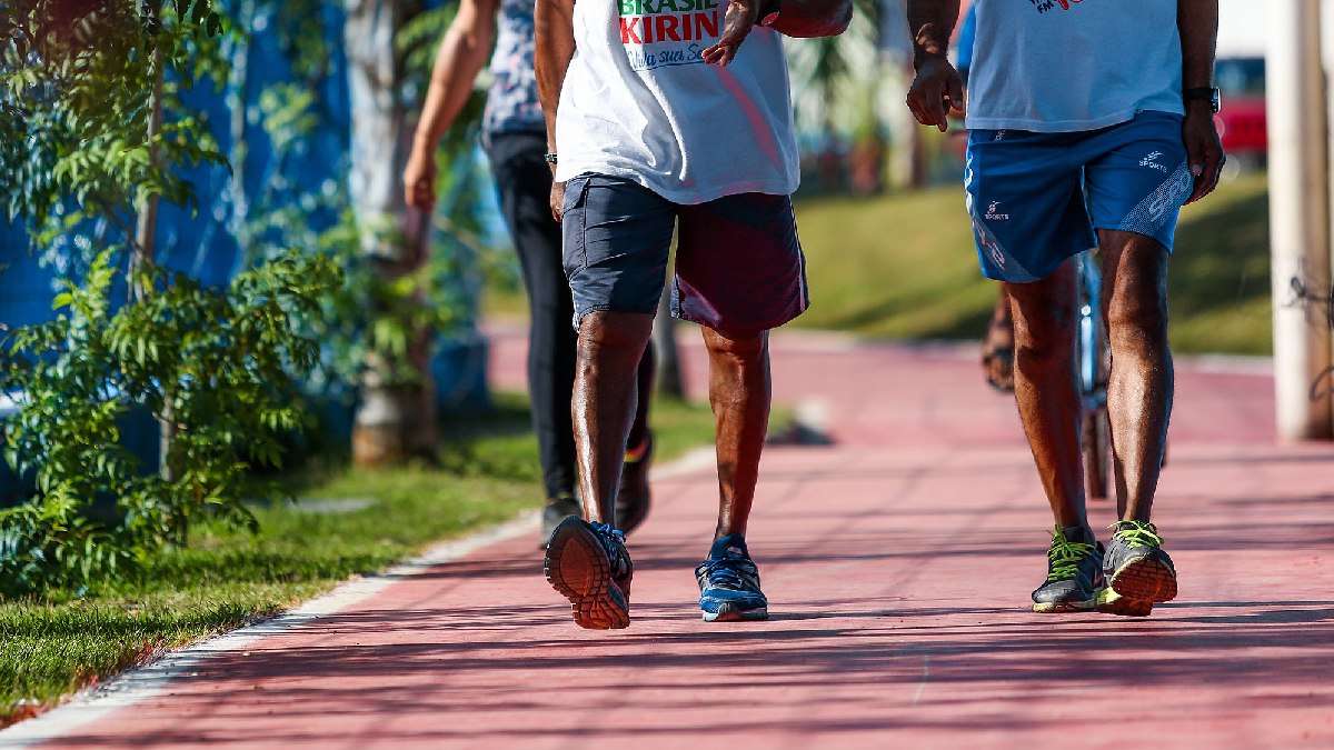 Seguir determinadas práticas ajuda a evitar dores, sobrecargas nas articulações e vícios de postura