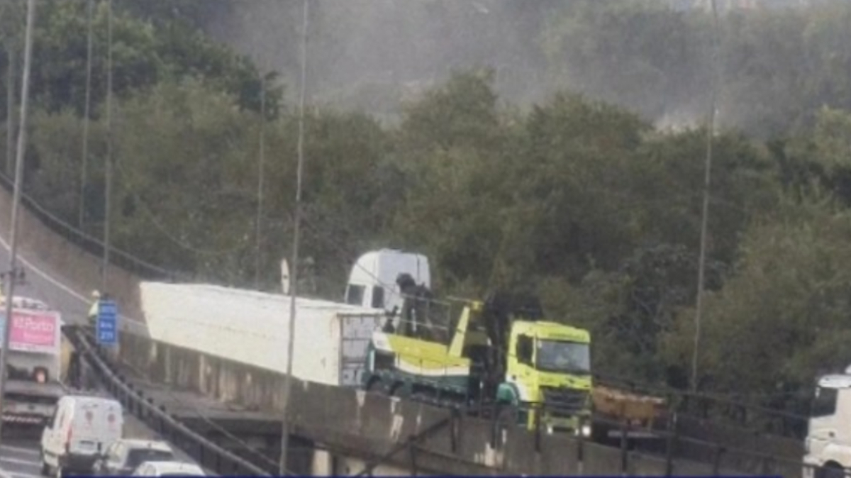 O motorista da carreta afirmou que foi fechado por um veículo ainda não identificado