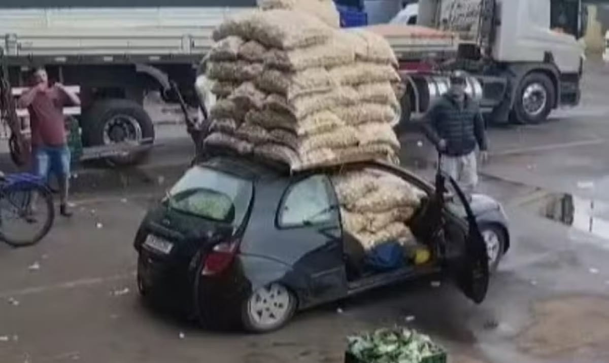 O pequeno hatch, apelidado de forma bem-humorada pelos internautas de "KAminhão", estava completamente lotado