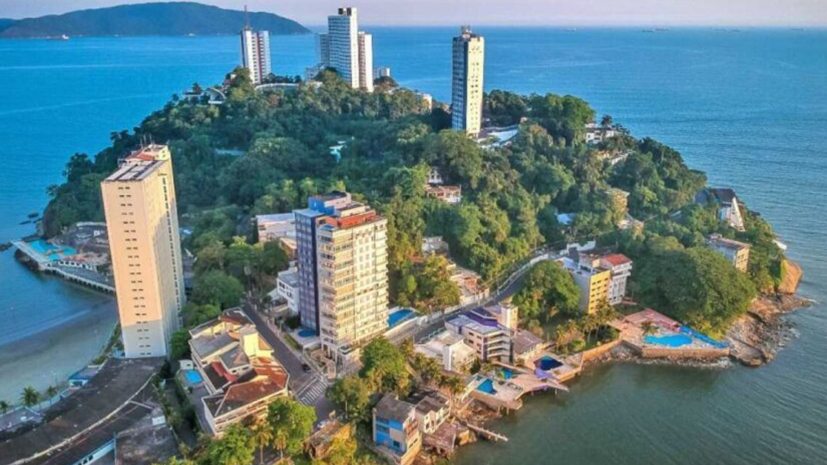 A vítima, um homem ainda não identificado, vestia apenas uma bermuda