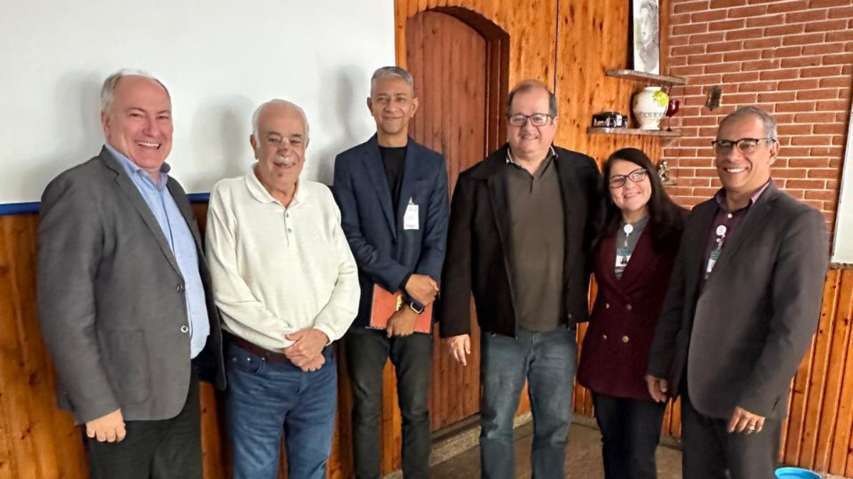 O deputado esteve acompanhado do vereador Edilson Dias e foi calorosamente recebido por representantes da diretoria do hospital