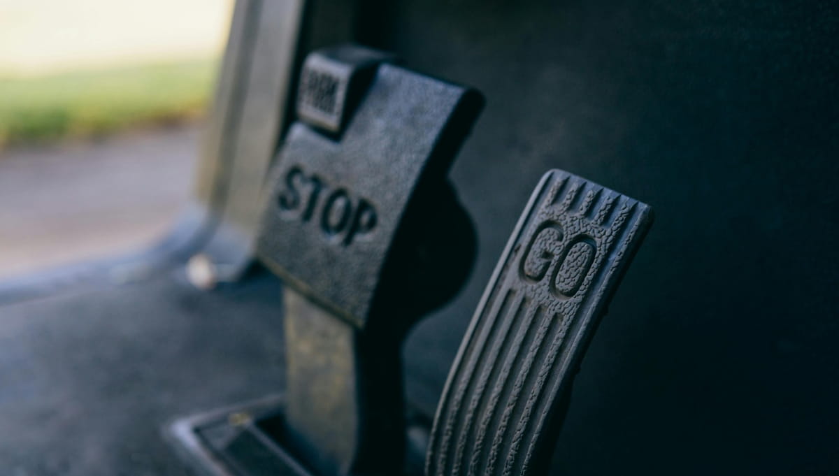 O sistema não apenas oferece mais conforto ao condutor, como também contribui para a regeneração de energia, devolvendo parte da eletricidade à bateria durante a frenagem