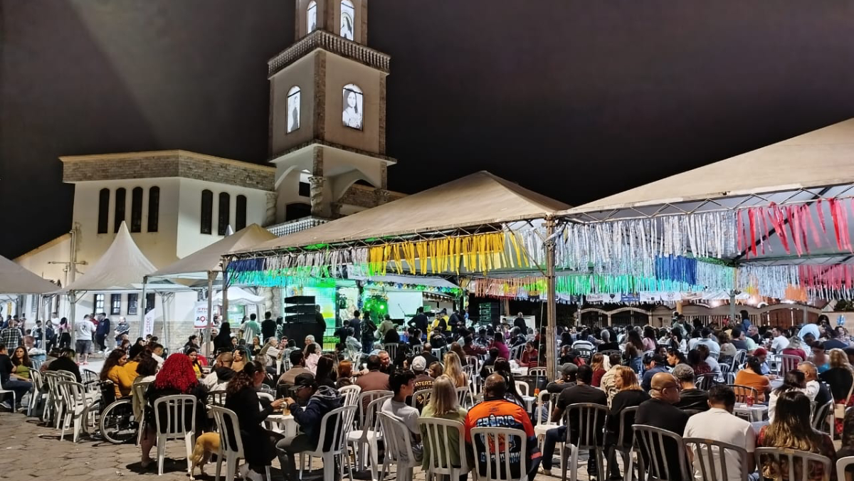 Festa tem várias opções de comidas e bebidas típicas e ainda o Show de prêmios, em Itanhaém