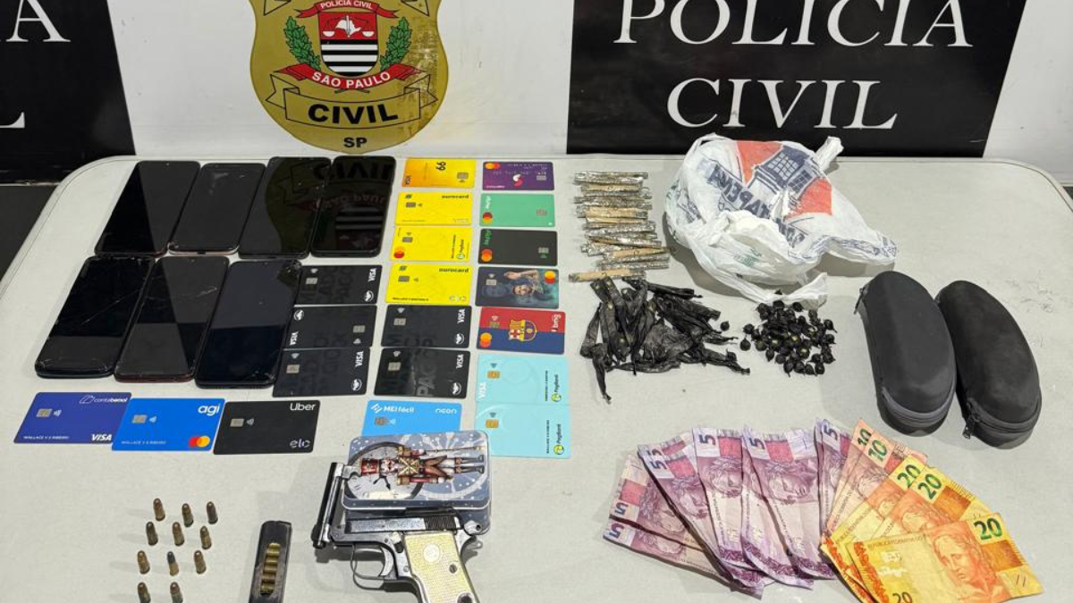 Foram encontradas uma caixa de óculos e, em seu interior, 52 pedras de crack (24g), 28 eppendorfs de cocaína (29g) e 20 porções de maconha (g).