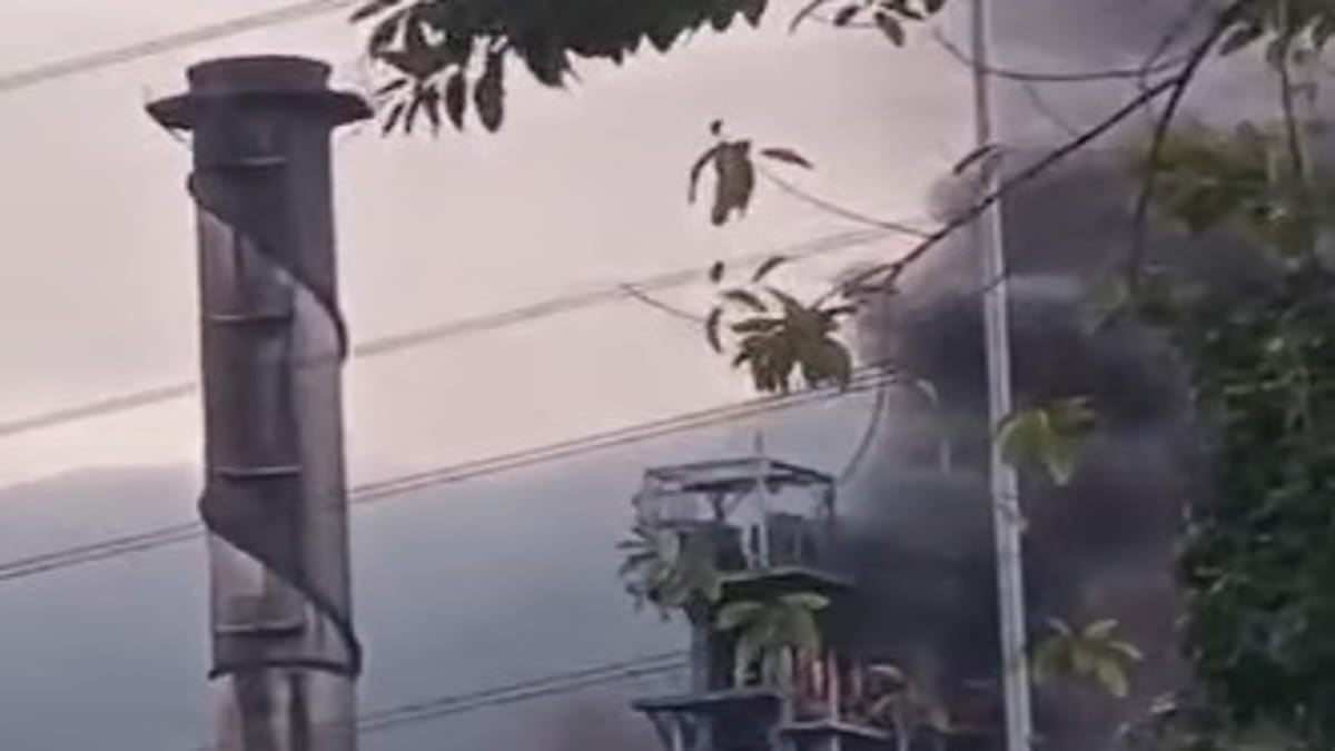 Corpo de Bombeiros segue no local, e até o momento não foram registrados vítimas ou feridos.