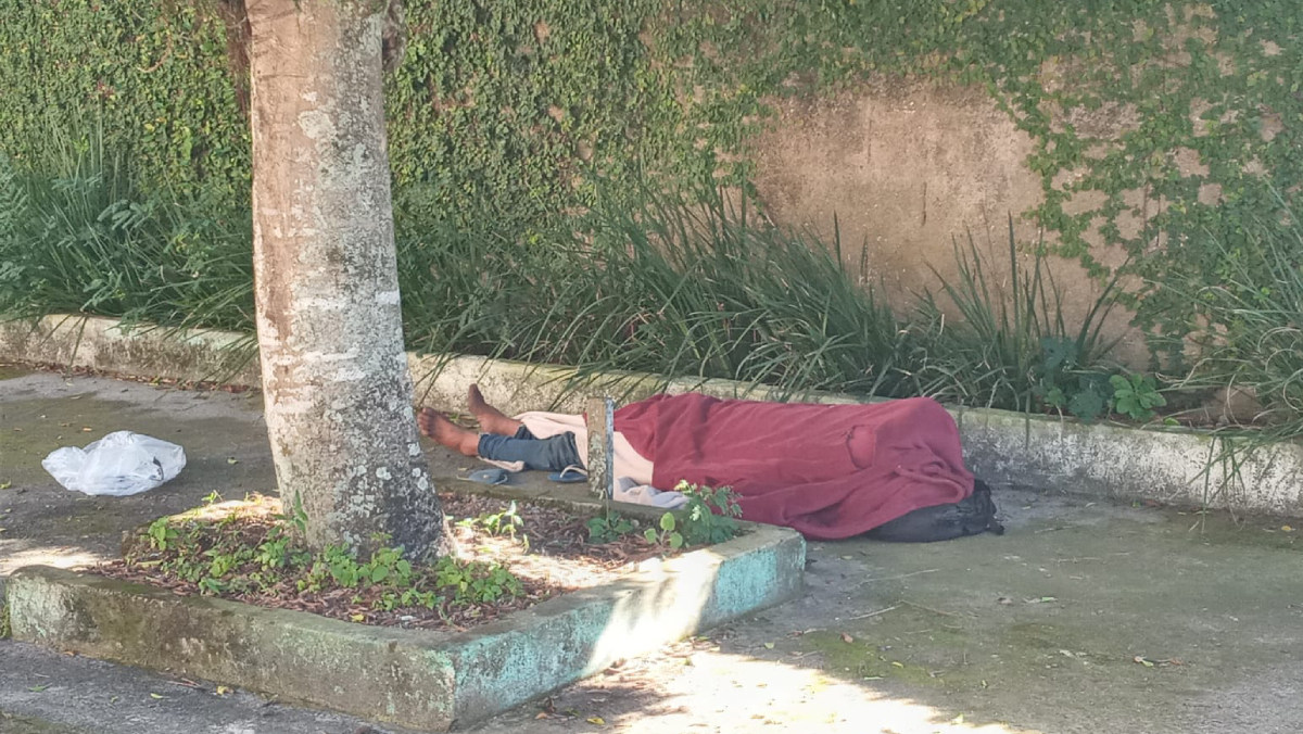 A assistente social Maria Janete Andrade reforça que as pessoas acolhidas podem tomar banho e vão receber os kits de higiene pessoal