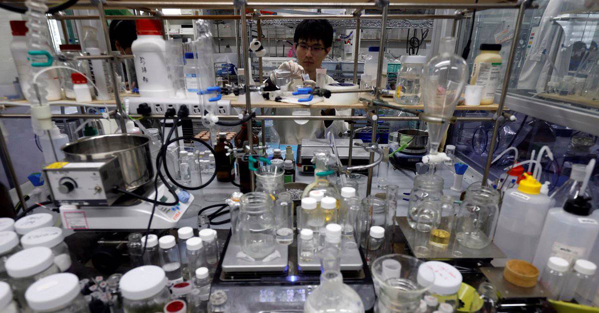 Cientistas japoneses criam novo plástico que se decompõe em contato com a água