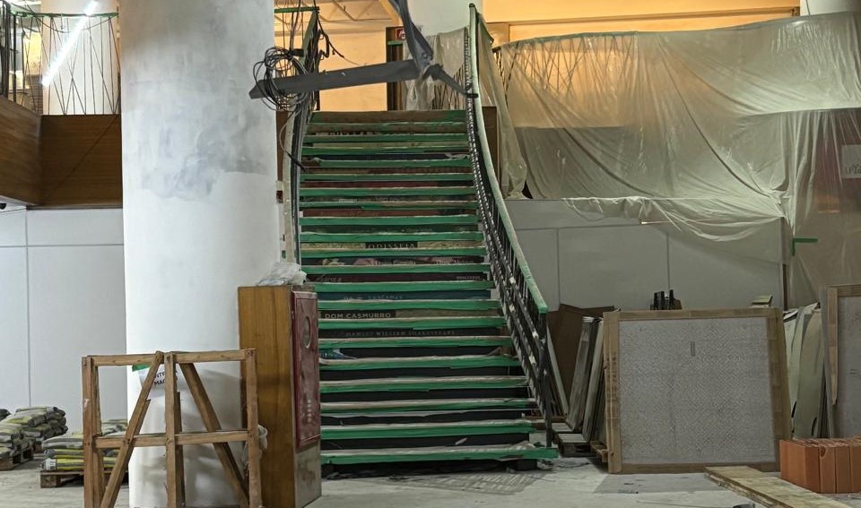 A famosa escadaria central da antiga livraria Cultura permanece intacta, mas suja por conta das obras