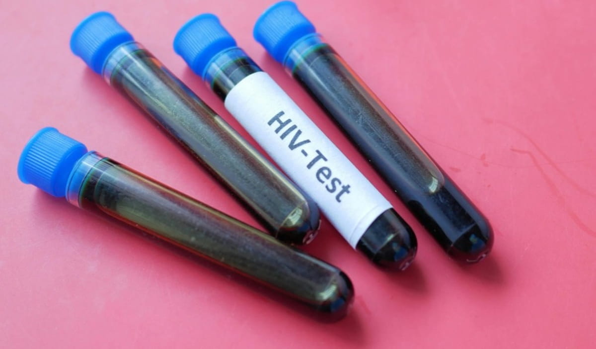 Segundo a Gilead, o medicamento estará disponível para adultos e adolescentes com peso mínimo de 35 kg