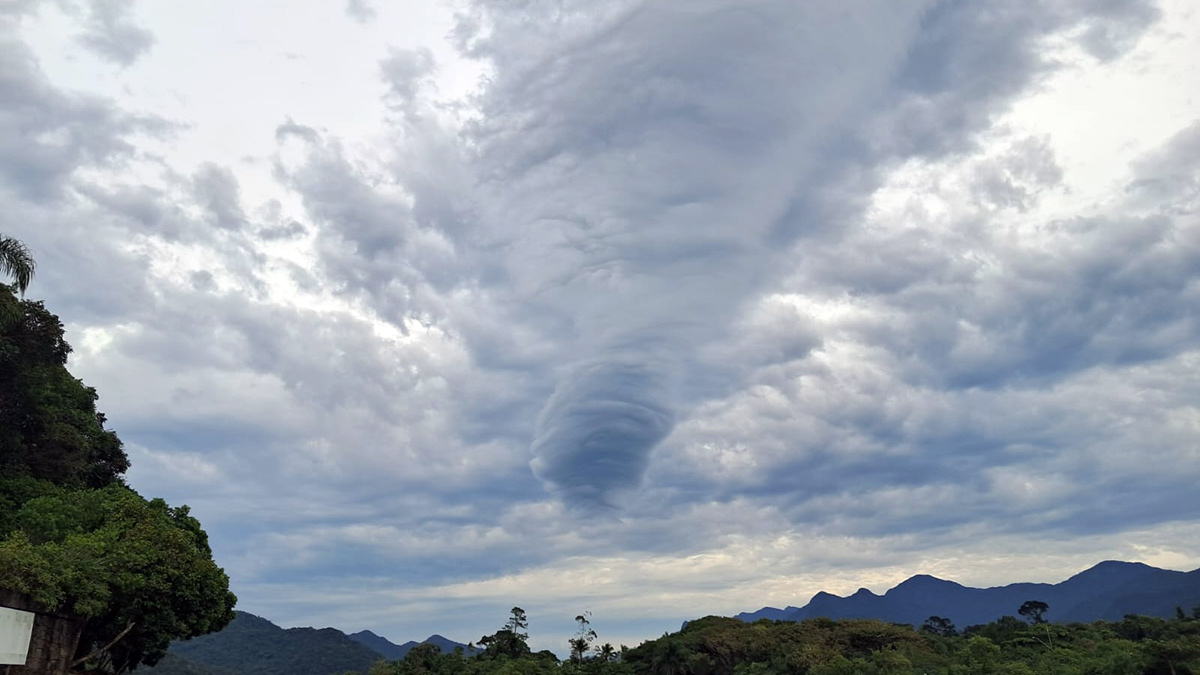 Uma nuvem rara foi registrada na manhã deste domingo, em Peruíbe