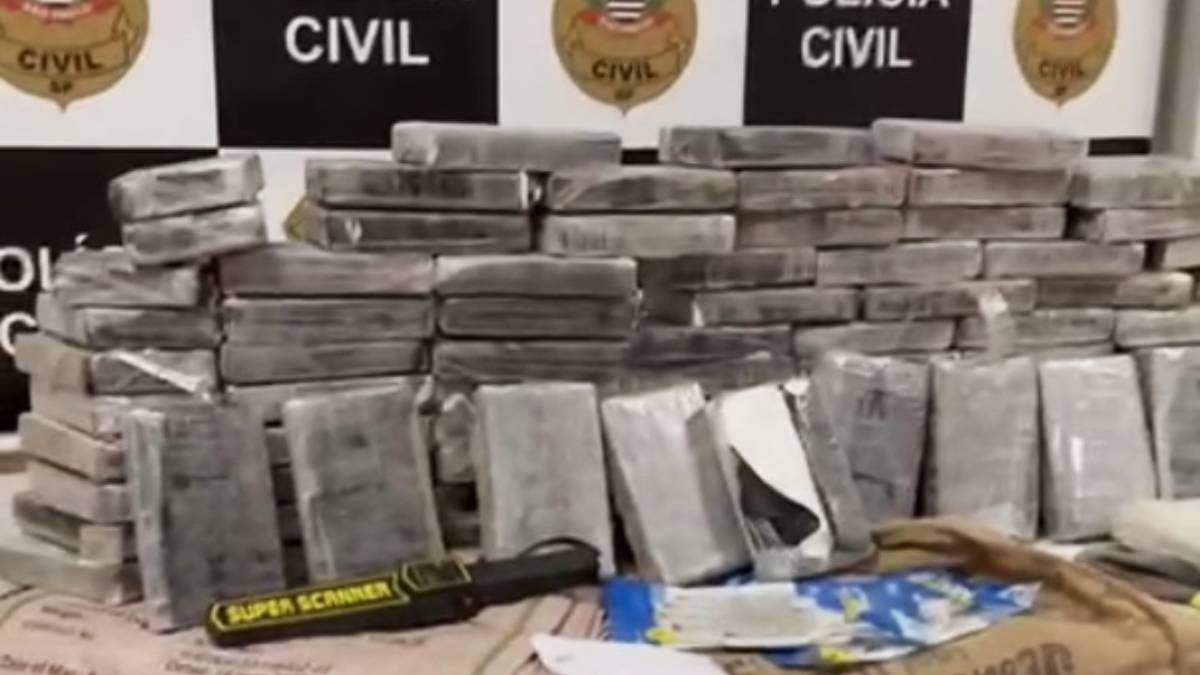 A operação faz parte de uma investigação em andamento sobre uma possível rede de transporte de drogas