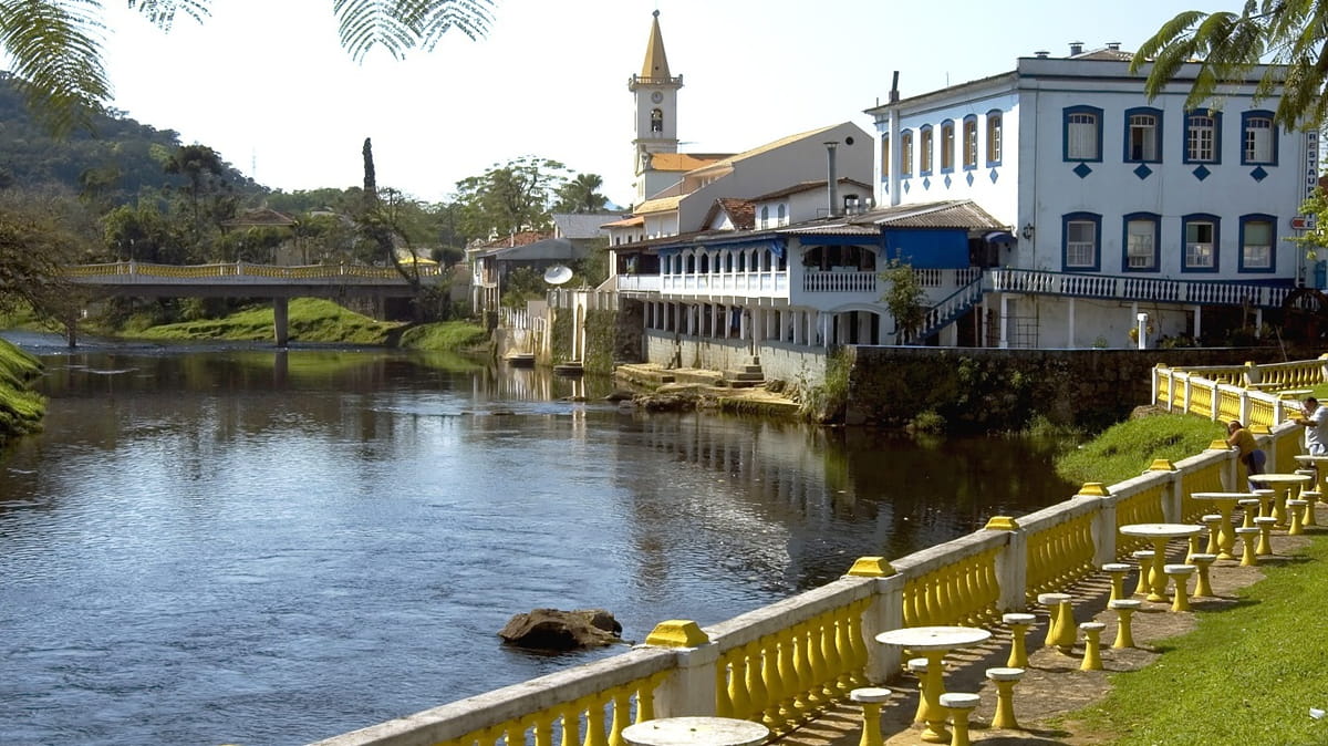 A cidade também é ideal  para quem quer descansar e ir ao encontro do verde das montanhas, do ar puro das cachoeiras, de bosques, de recantos ainda inexplorados e das belezas naturais
