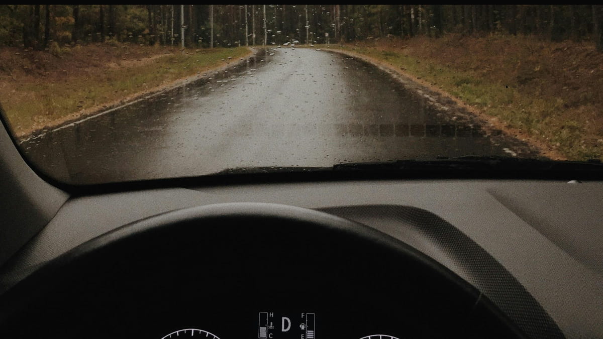 Por conta deste detalhe breve, esta peça não se solta para dentro do veículo e acaba machucando quem está dentro dele