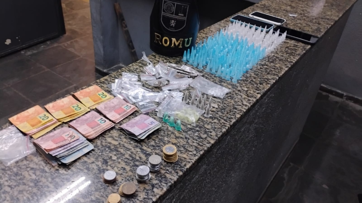 Foram apreendidas 34 pedras de análogos a crack e 68 porções de análogos maconha e 194 de cocaína, onde a dupla afirmou que era de posse deles.