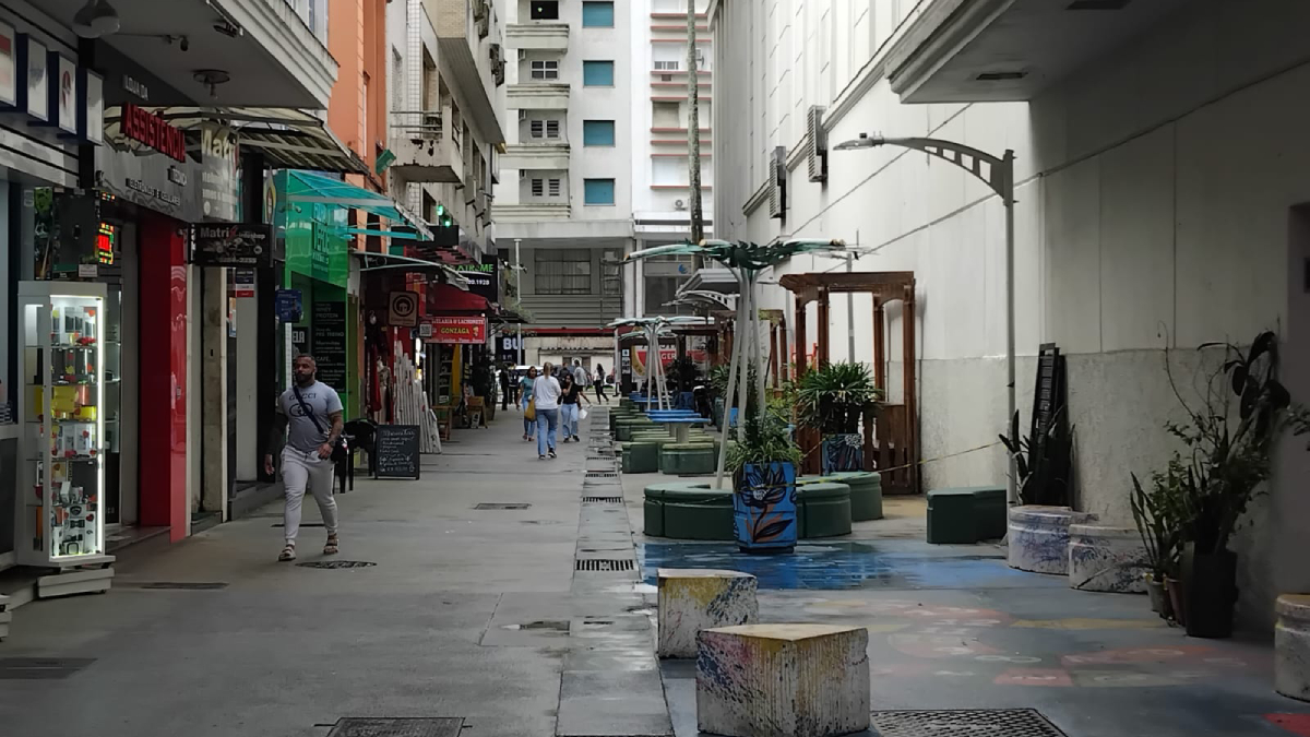 O plano cria uma rede de circulações públicas existentes e previstas através de quarteirões