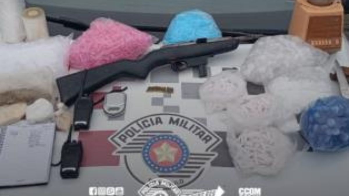 Durante a varredura no imóvel, os policiais também apreenderam uma arma de fogo calibre .22, dois carregadores, 15 munições, dois rádios comunicadores, um caderno com anotações relacionadas ao tráfico