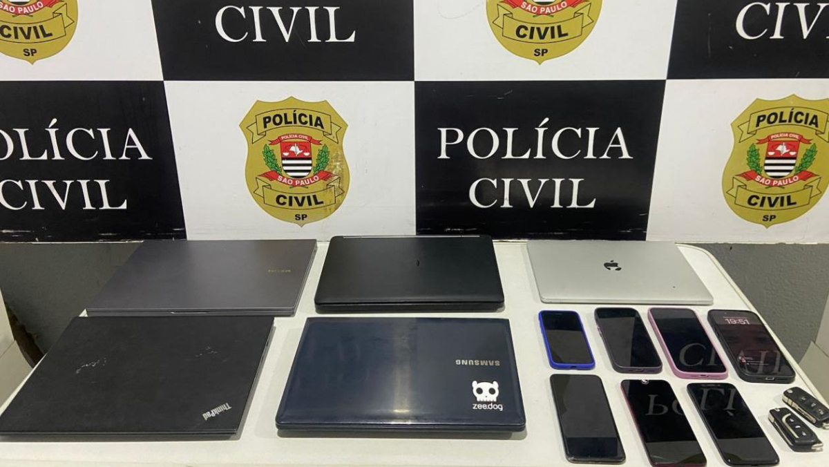 No endereço alvo, os policiais localizaram um verdadeiro centro clandestino de fraudes
