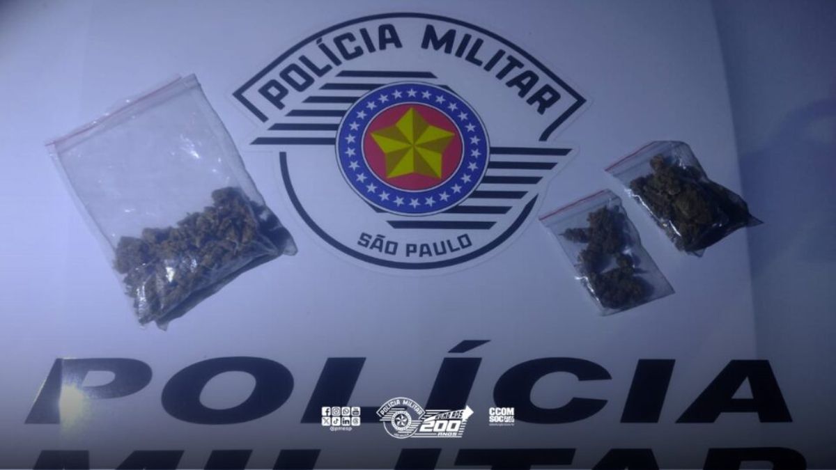Os policiais recolheram a droga abandonada, apreenderam a motocicleta usada nas vendas