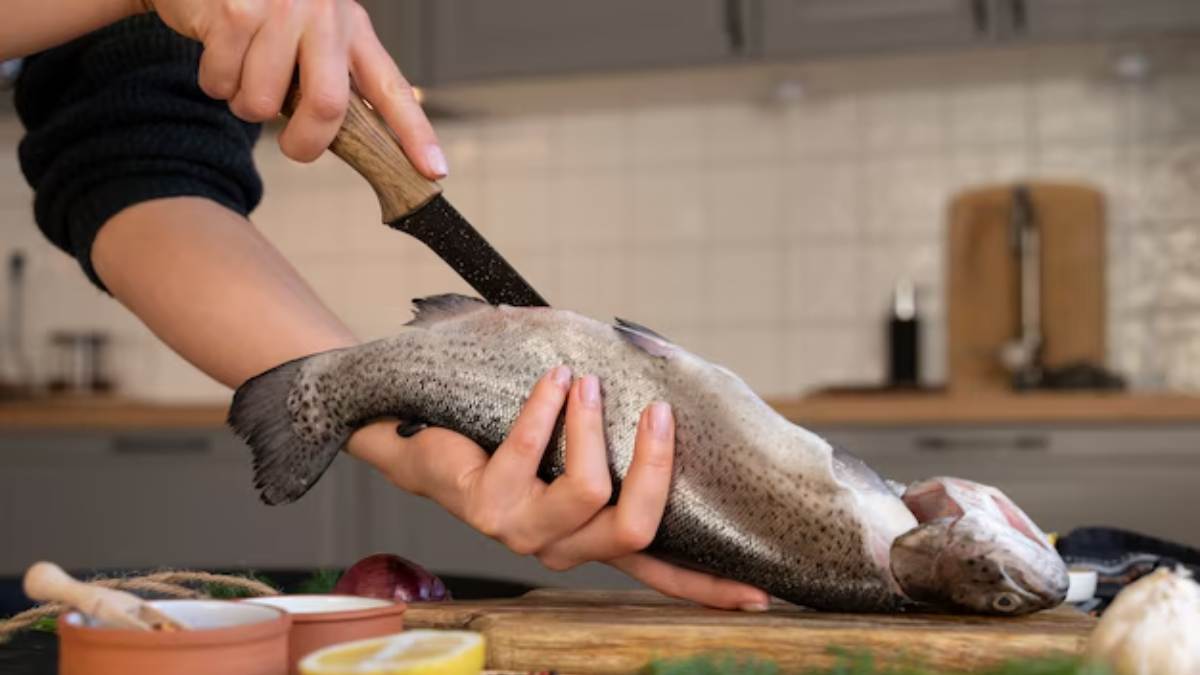 Lavar peixe com água corrente pode afetar a textura do seu peixe frito