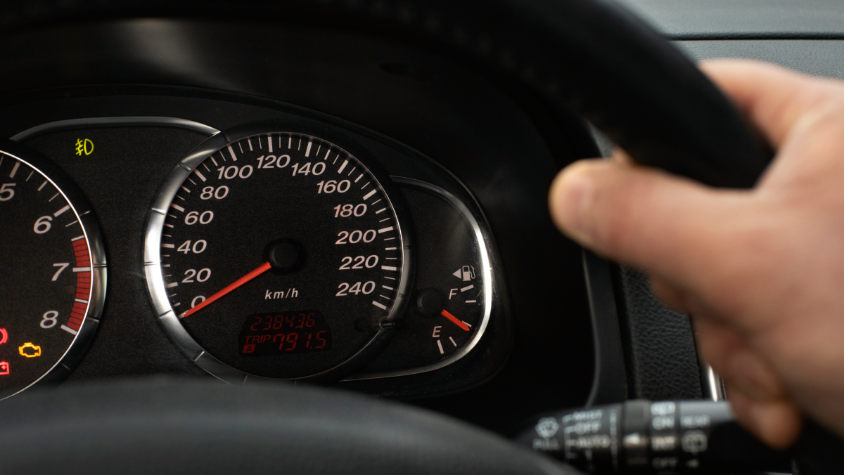 Além da posição estratégica, a graduação do velocímetro também varia conforme a velocidade