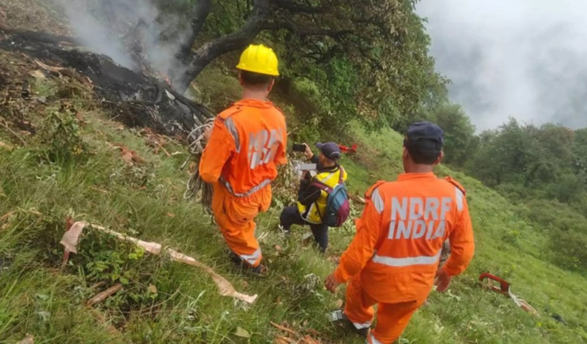 Aeronave seguia de Kedarnath a Guptkashi, na Índia, quando caiu sob forte neblina