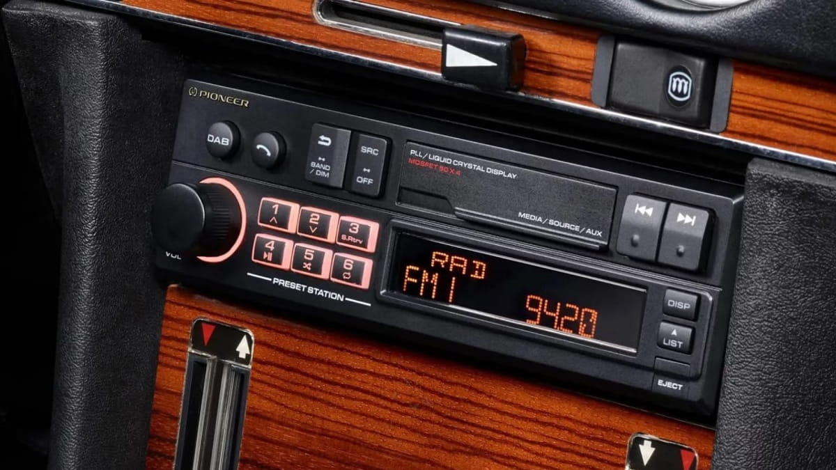 Modelo de rádio para carros parece ter saído diretamente de um Chevrolet Monza