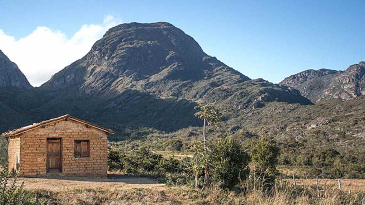 O relevo montanhoso, a vegetação típica de serra e o ar seco também contribuem para a sensação térmica mais fria que diferencia a cidade do restante do estado