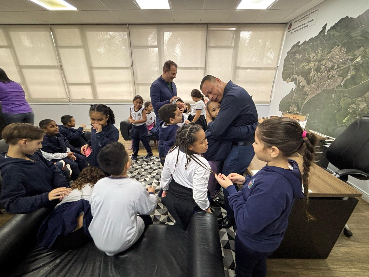 Crianças foram recebidas pelo prefeito César Nascimento em seu gabinete