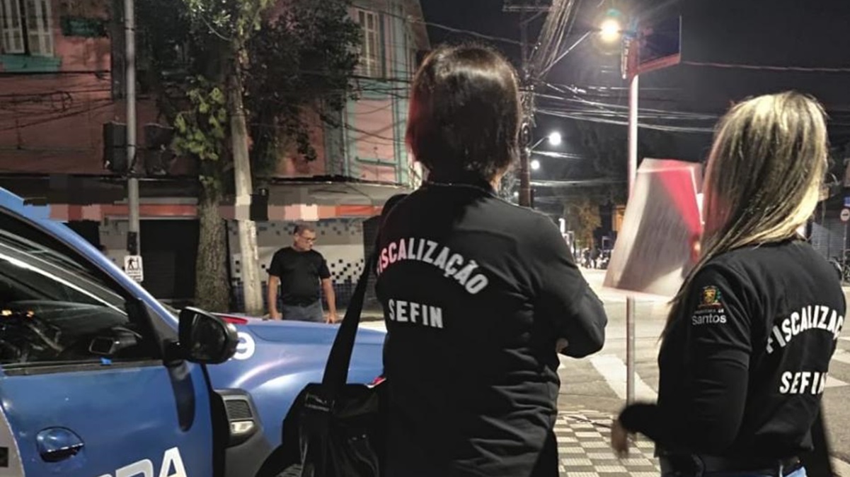 Fiscais durante a fiscalização em Santos
