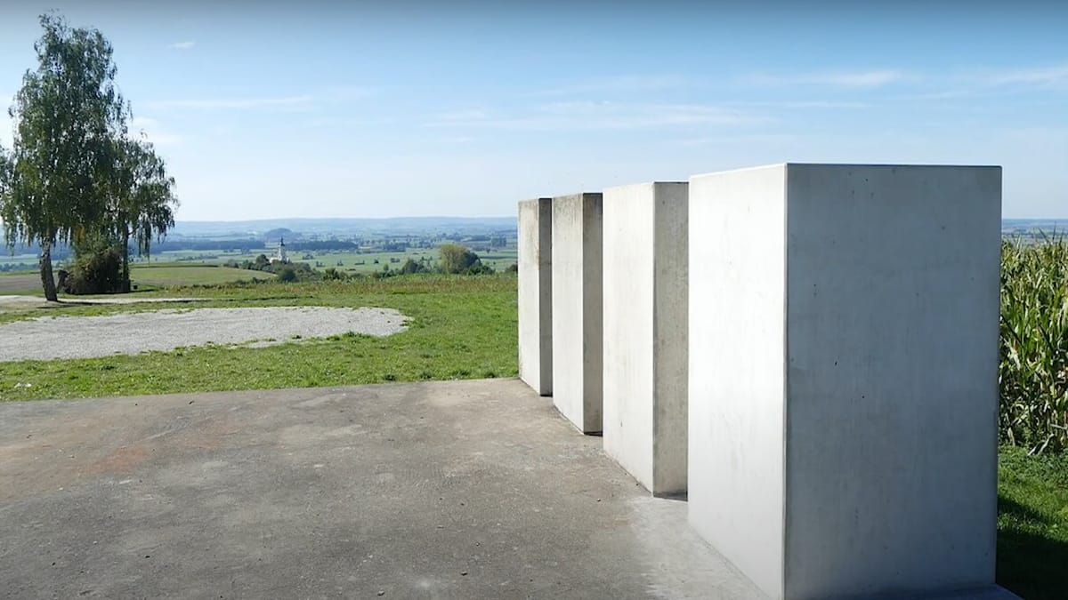 Como um bloco está programado para ser colocado a cada dez anos, a construção levará 1.190 anos para ser concluída