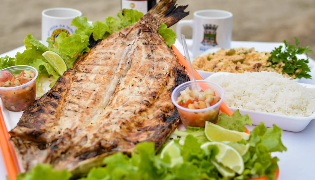 O prato serve bem até três pessoas, sendo composta por uma tainha espalmada na brasa, acompanhada de arroz, farofa, vinagrete e pão