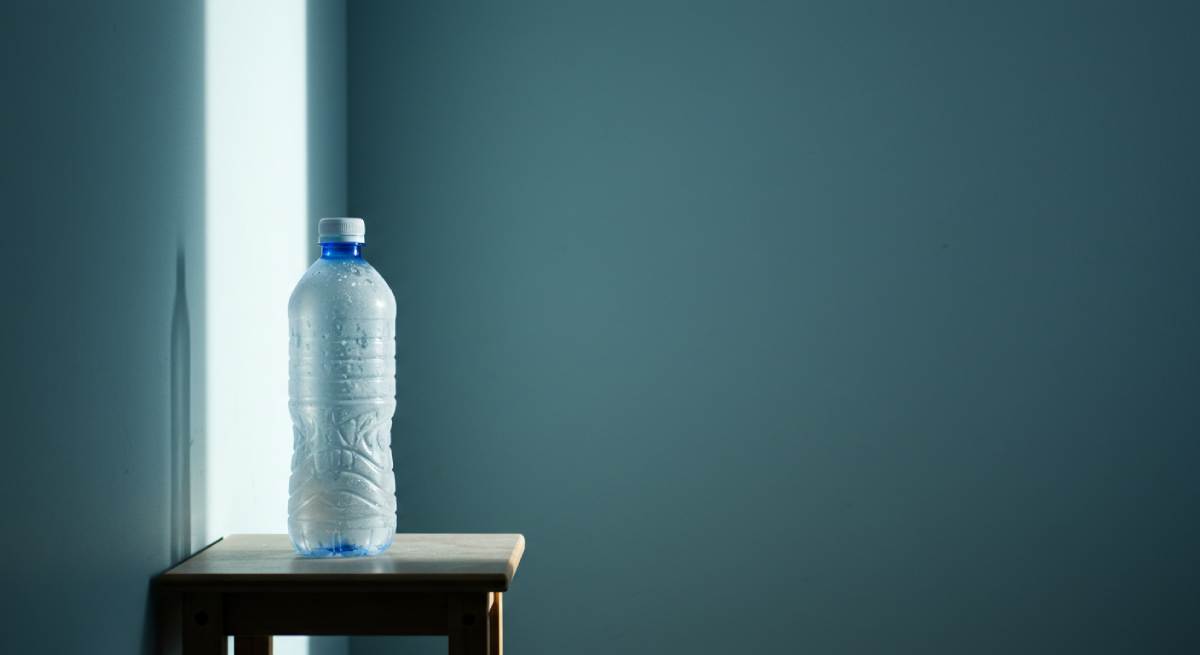 Usar uma garrafa de água congelado para resfriar um ambiente pode substituir o ar-condicionado