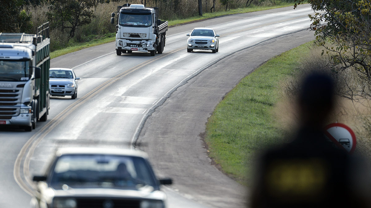 Você sabe o que é ultrapassagem forçada? Muitos motoristas não têm clareza sobre essa infração de trânsito