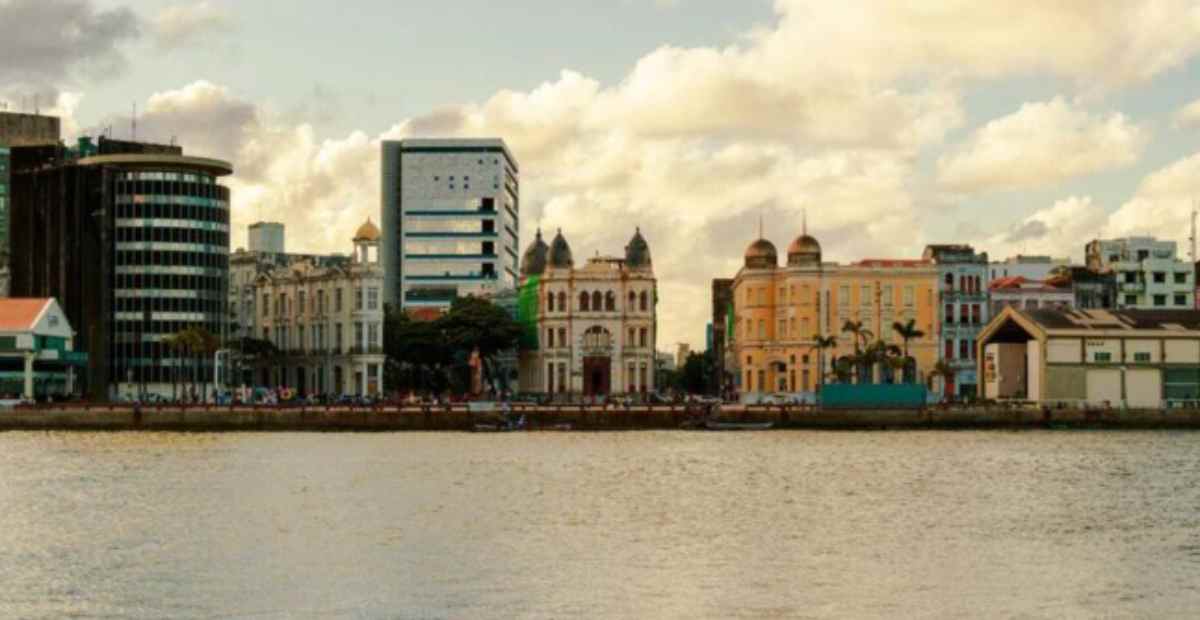 Recife é banhada pelos rios Capibaribe e Beberibe, e também conta com praias de tirar o fôlego