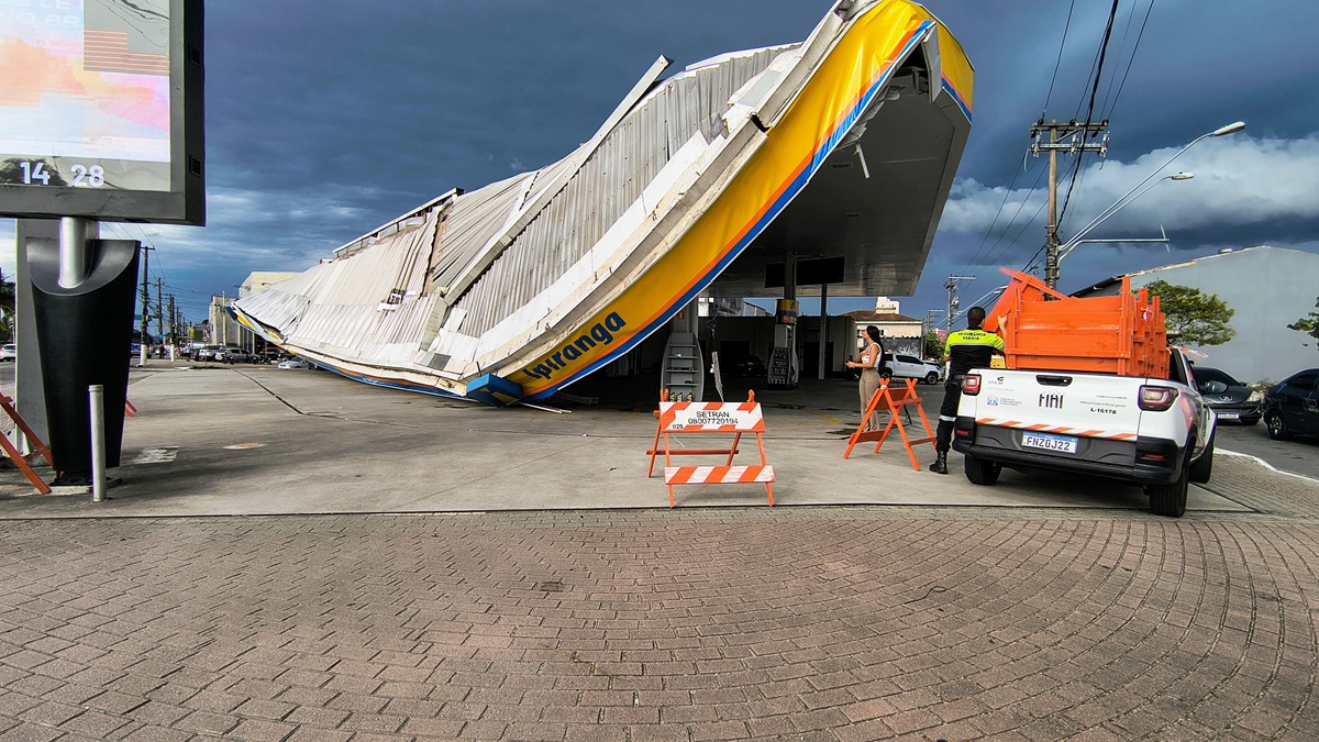 Forte ventania provocou o desabamento da estrutura de um posto de combustíveis