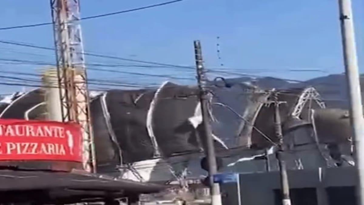 Ventania desta segunda derruba a estrutura da Arena de Eventos de Bertioga