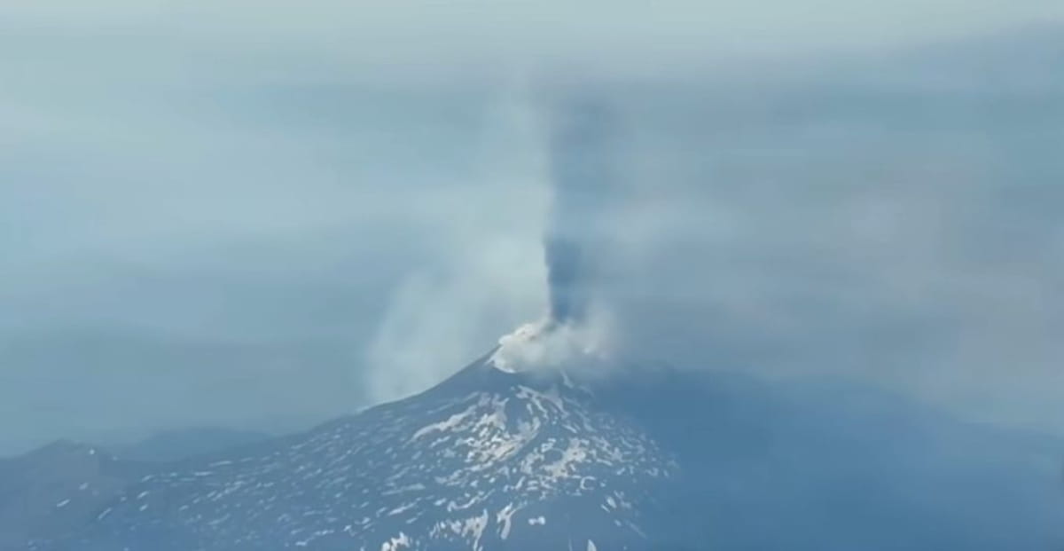 Durante a atividade, gigantescas nuvens de fumaça tomaram o céu da região da Sicília, criando uma cena impactante