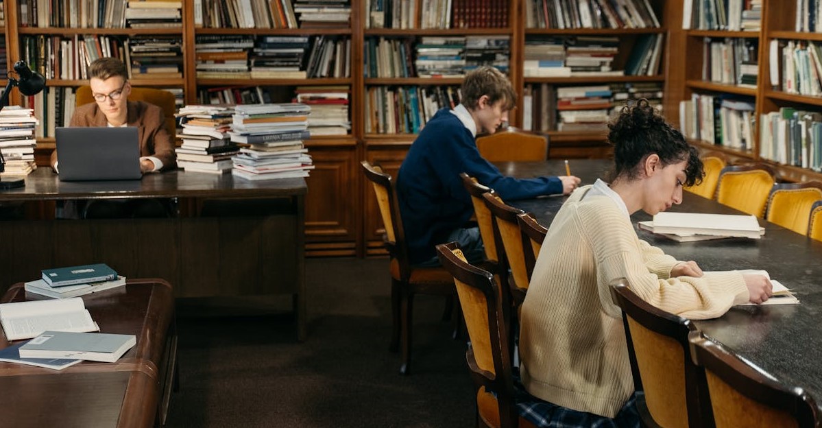 Estudantes em biblioteca de universidade nos EUA