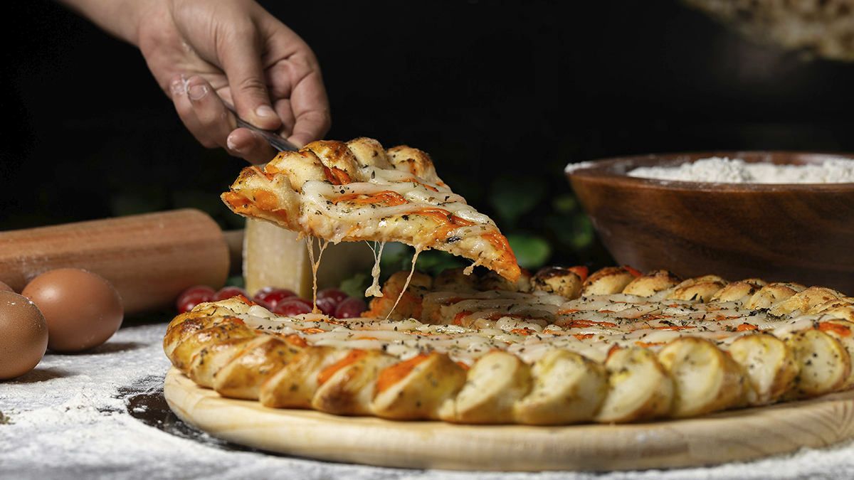 É comum para muita gente optar por comer a pizza do dia anterior diretamente da geladeira, sem aquecê-la.
