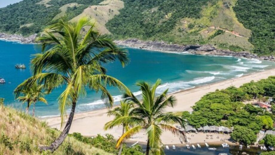 Cercada por vegetação nativa e montanhas, suas águas límpidas e a atmosfera de calmaria atraem turistas