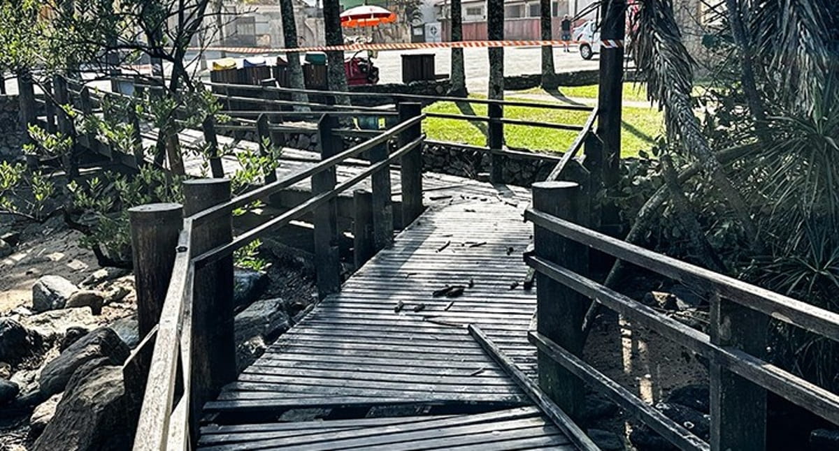 Durante a inspeção, técnicos identificaram que a força das ondas comprometeu parte da estrutura da Passarela de Anchieta, localizada na Praia do Sonho.